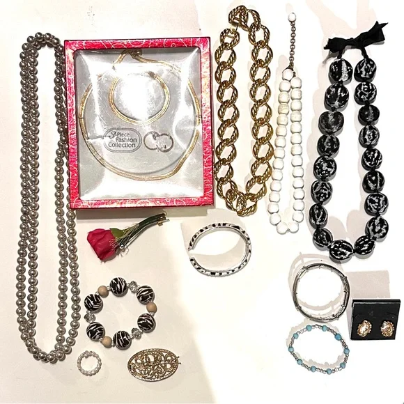 32pcs Vintage Jewelry Bundle Lot Necklace Beads Brooch Ring Earrings Bracelet - Picture 2 of 16